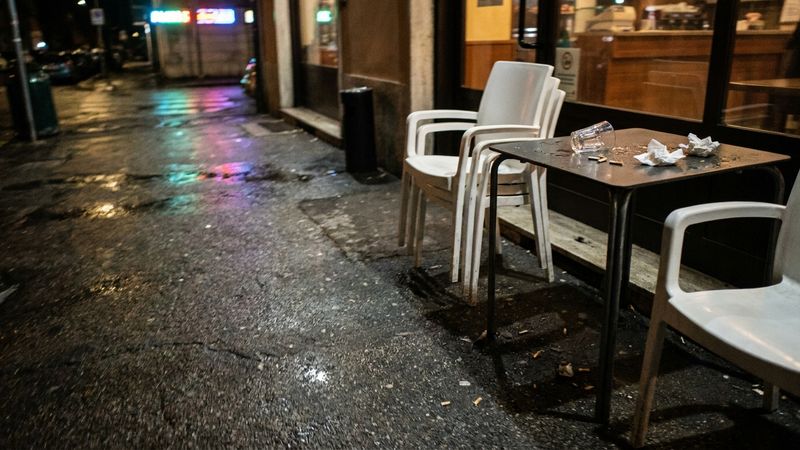 Venafro, rissa davanti a un bar nella notte: giovane in ospedale con il naso fratturato